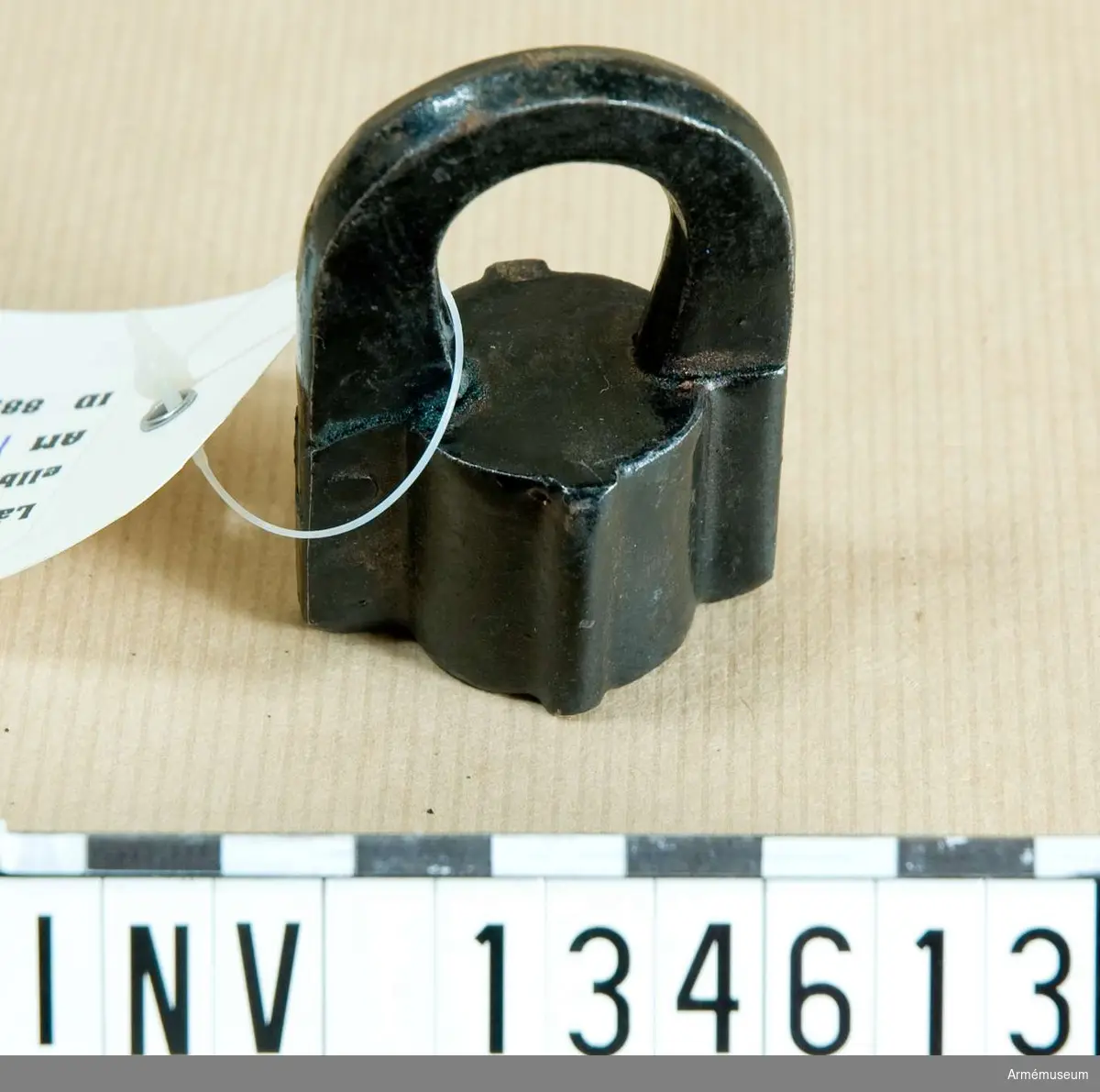 Polhemslås av järn, svartlackerat.
Hänglåset är låst och saknar nyckel. Märkt "F.A. Hellberg 57".