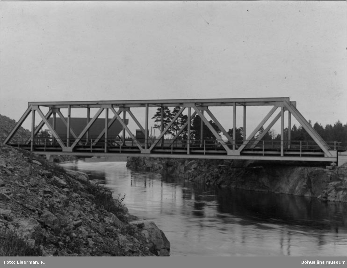 "Järnvägsbron vid Vargön. Västergötland. U.W.H.J" enligt text på kortet