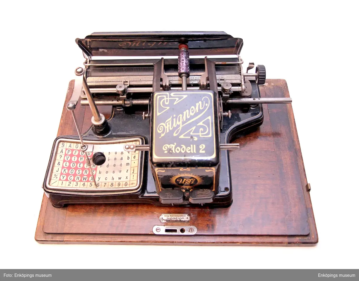 Skrivmaskin med huv av märket MIGNON. Tillverkad i Tyskland.