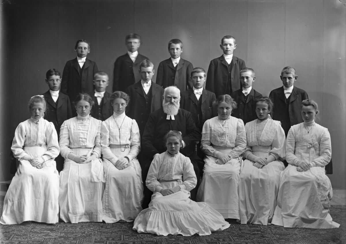 Konfirmandgrupp från Sparrsätra, Uppland, 1909