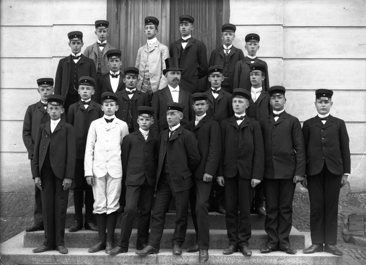 Sannolikt skolklass från Enköpings Realskola för gossar, Kyrkogatan 2, Enköping, troligen 11 juni 1906. I mitten troligen adjunkt Vilhelm Vieweg (1860-1935).
