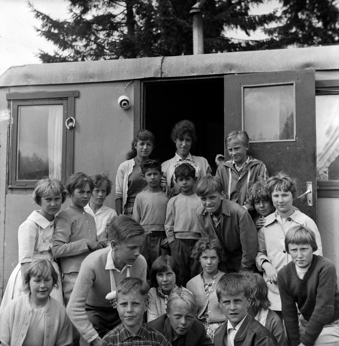 År 1960 på våren är Klass 5 från Österängsskolan i Jönköping på skolresa i Västergötland tillsammans med sin lärare Göte Ohlsson. De råkade på fyra romer och fotograferades med dem vid husvagnen.
På Österängsskolan var det tradition att man i 4:an åkte till Vadstena och Omberg, i 5:an till Västergötland (Falbygden, Skara, Varnhem) och i 6:an en resa till glasbruk i Småland.