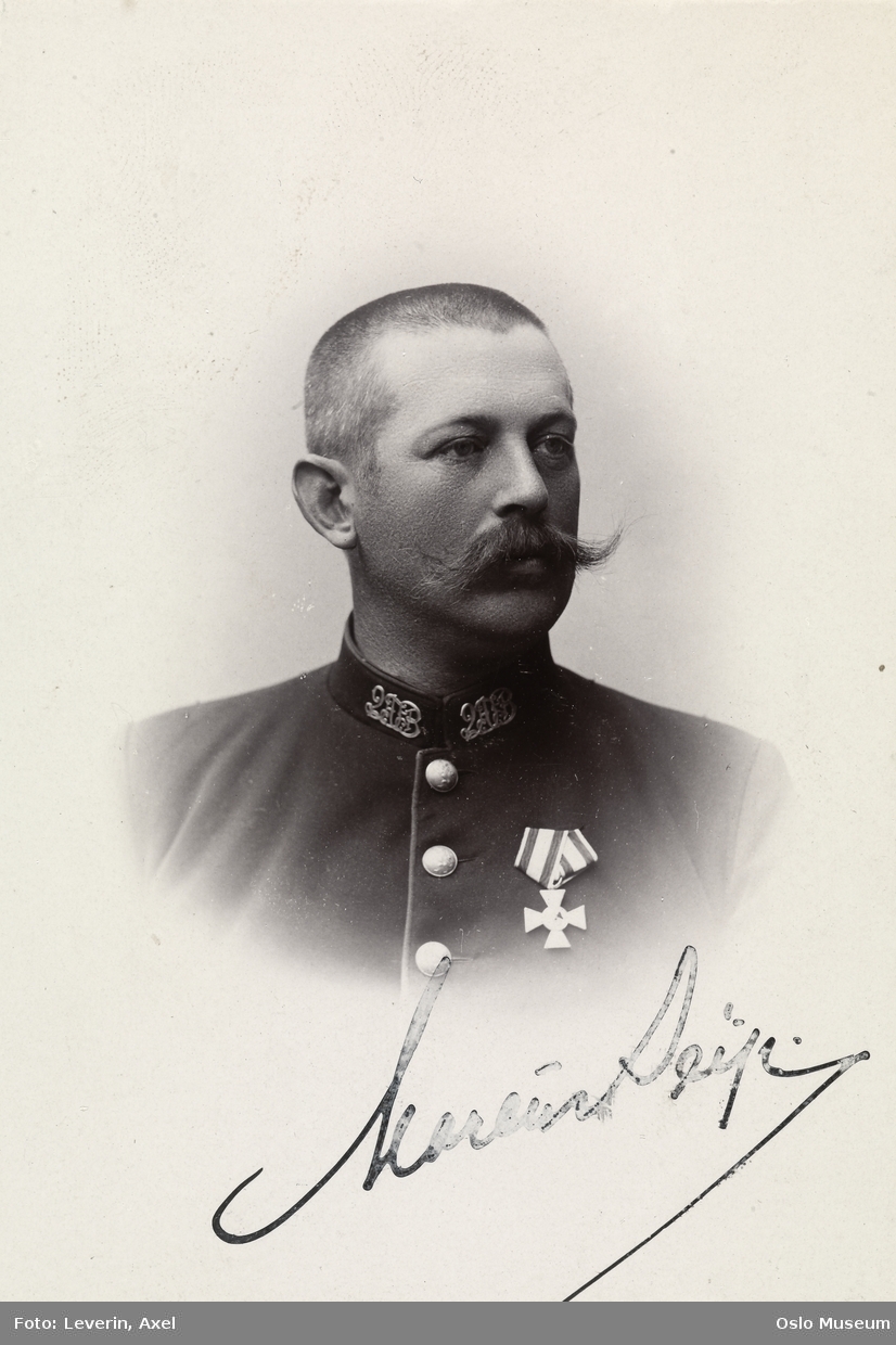 portrett, mann, sekondløytnant, uniform, vignettert brystbilde