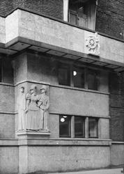 Alfred Selands relieff "Albertine" på Rådhusets østvegg.