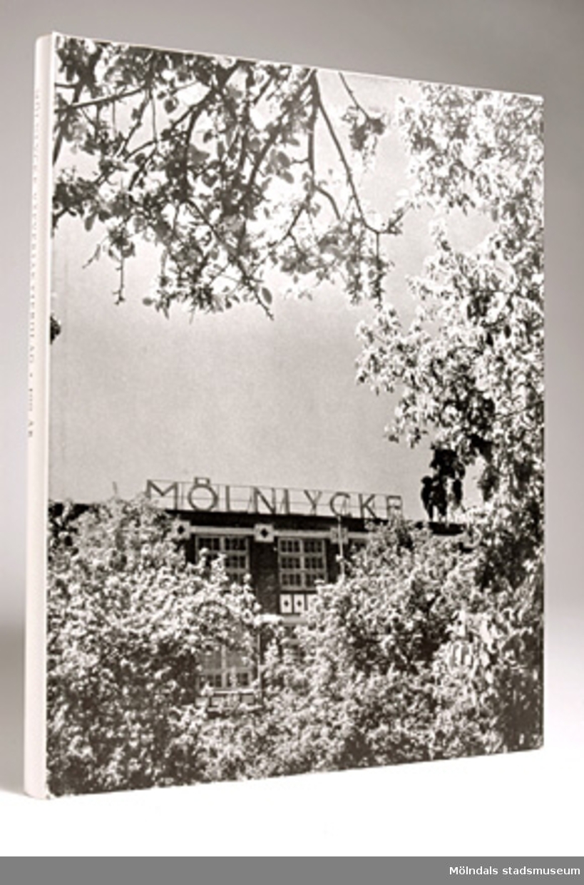 Minnesbok utgiven 1949 av Mölnlycke Väfveriaktiebolagets 100-års jubileum. Presenterar Mölnlyckekoncernens 100-åriga historia i text och bilder i svart-vitt. samt visar urval av Mölnlycke och Melkaprodukter i fyrfärg.