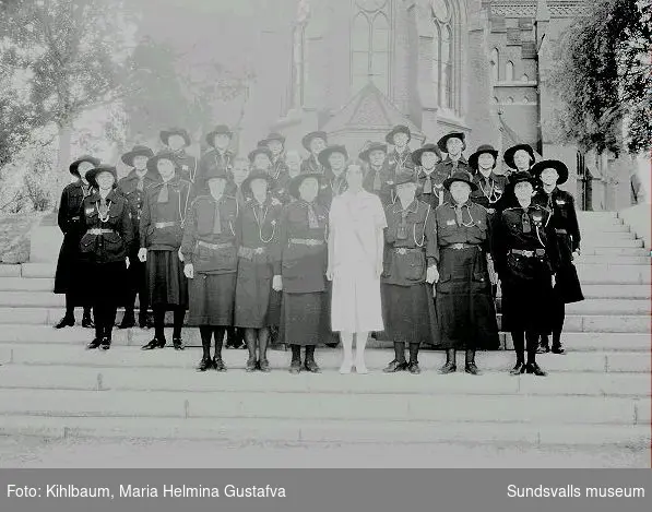Grupporträtt, kvinnliga scouter utanför Gustav Adolfskyrkan. Enl. uppgift på embalaget står grevinnan Bernadotte i mitten.