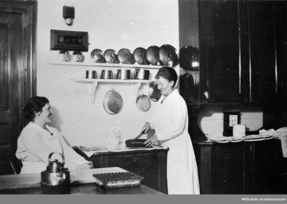 Husmor fru Jönsson med kokerskan Ida Talinsson (från Hultet i Kållered) i köket på Stretereds skolhem 1926.