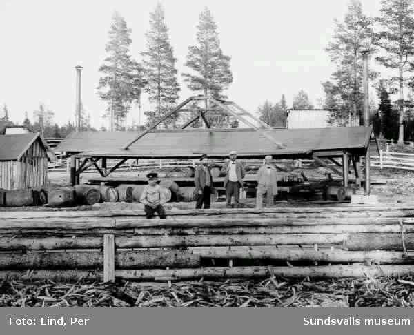 Alby 1898. Östavallsfabriken. På bilden tre män i kostym och i förgrunden en pojke.