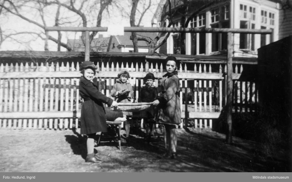 Bosgårdens barnträdgård 1938. Fyra barn som står utomhus.