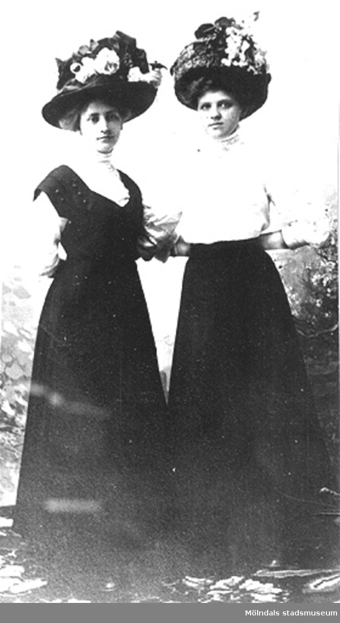Två okända kvinnor från Annestorp, Lindome, ca 1900.