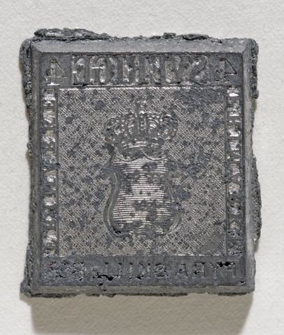 Kliché i stilmetall av fyra skilling banco frimärken. Denna kliché tillhör den upplaga av eftertryck som gjordes 1868 och 1885. Den ordinarie kurseringstiden för dessa frimärken var 1855-1858. 