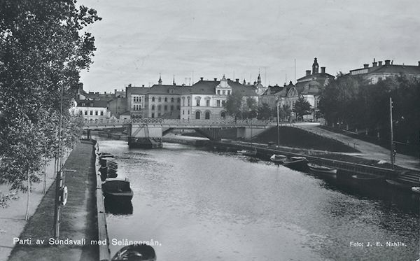 Selångersån med Storbron. Bildtext till vykort "Parti av Sundsvall med Selångersån."