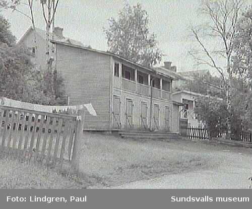 Nygatan 31. Uthusbyggnad med svalvind och avträden. Byggnaderna uppförda omkring 1910.