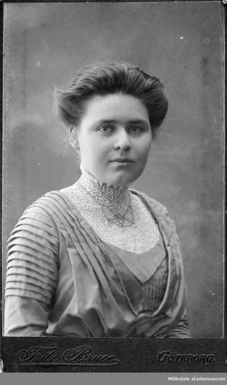 Valdeborg Johansson (1891-1970) arbetade som lärare.
 Porträttfoto taget i ateljé i Göteborg 1910.  Ur Valdeborg Johanssons fotoalbum.