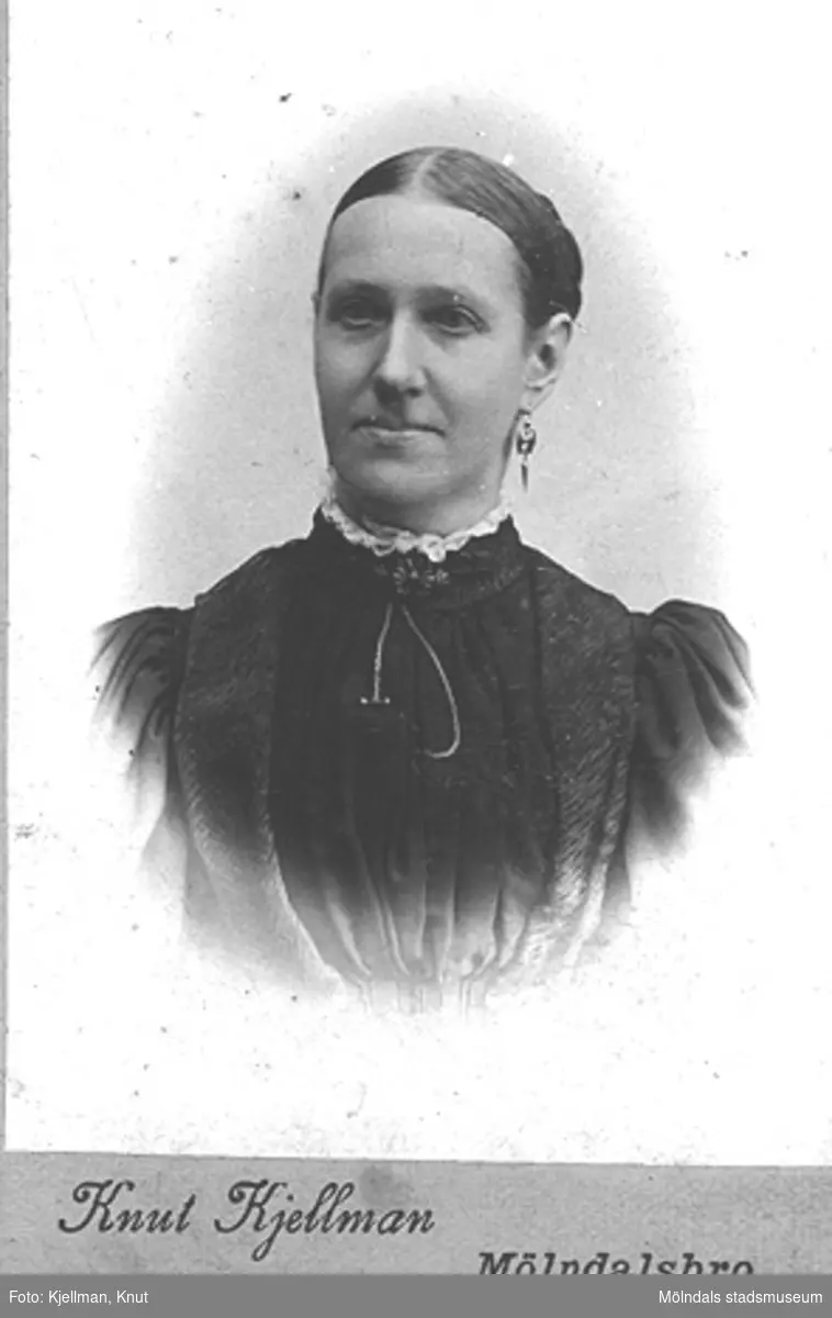 Ateljéfoto av en okänd kvinna, 1900-tal.