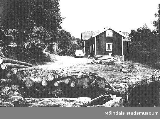 Dammen och sågtimmerupplag vid Ålgårdsbacka kvarn samt mangårdsbyggnaden. Fotograf och årtal är okänt.