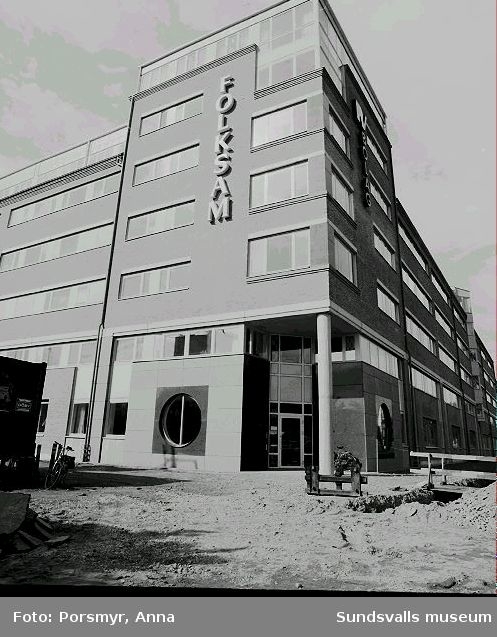 Folksams kontorsbyggnad, kv Badhuset, Badhusparken/Fabriksgatan. Byggnaden var inflyttningsklar i början av 1991, ritad av White Coordinator Arkitekter (Sten Imbeg och Eva Berg), med BPA som generalentreprenör.