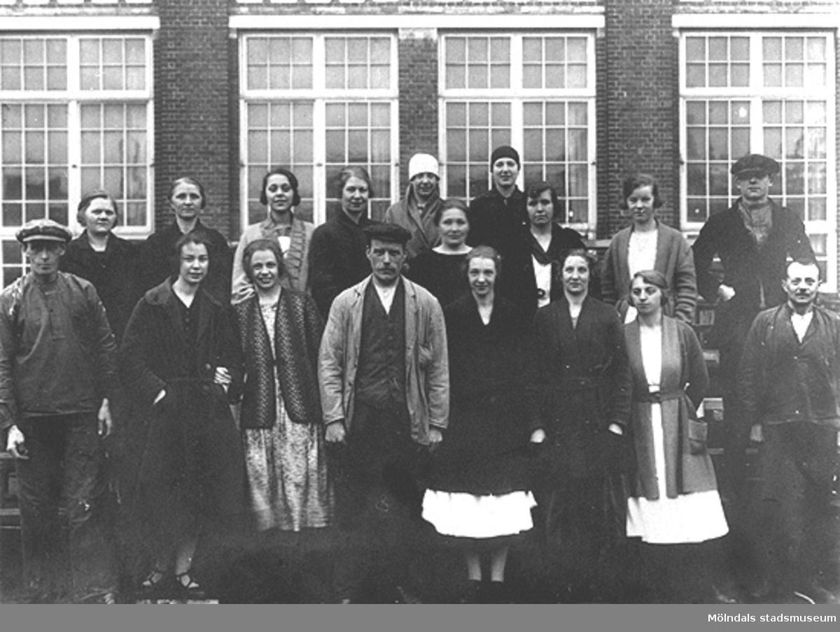Spinneriarbetare utanför Krokslätts fabriker, omkring 1925. Denna grupp arbetade i spinneriet på tredje våningen.