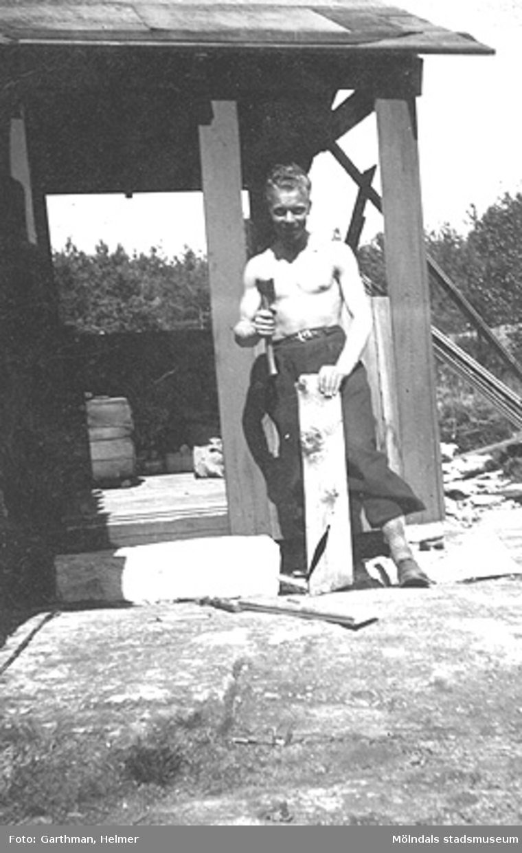 Helmer Garthmans kompis, Charlie Larsson, bygger sommarstuga i Fjärås. 1950-tal.
