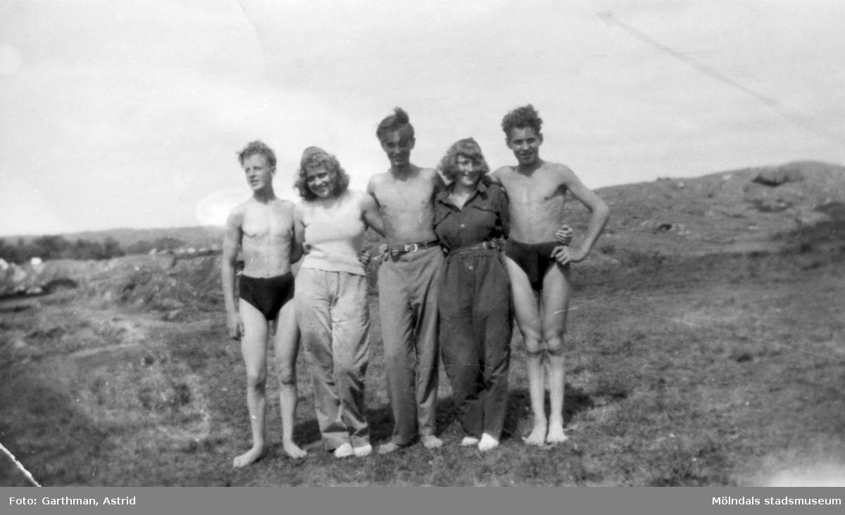 Helmer Garthman (längst till vänster) tillsammans med fyra kompisar i Fjärås, 1933.
