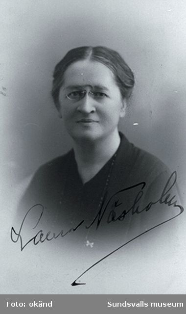 Ateljéfoto av fröken Laura Näsholm, första ordföranden i Sundsvalls Martha-förening.