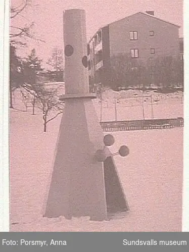 Skulptur utan titel, utanför Skönsmons förskola.