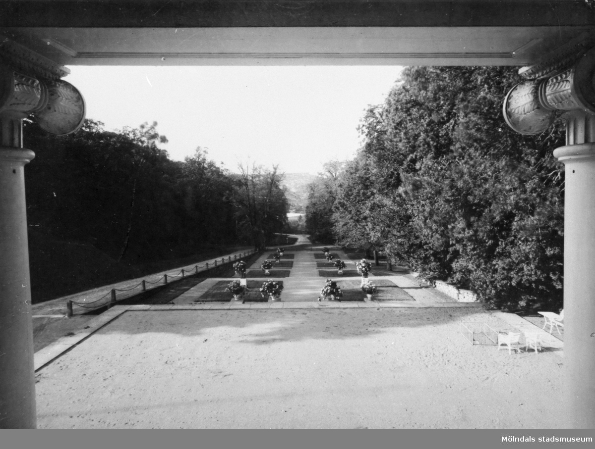 Vy mot norr, fotograferad mellan två pelare. Gunnebo slott 1930-tal.