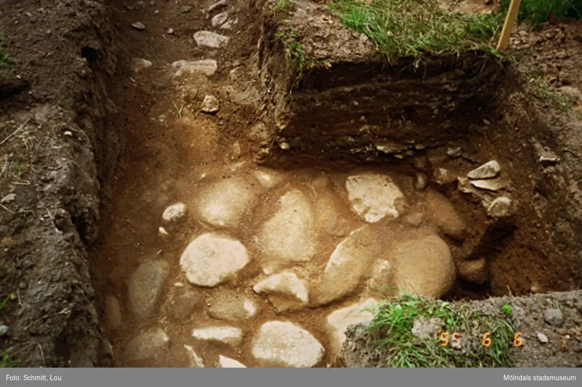 Arkeologisk utgrävning i Gunnebo slotts köksträdgård, maj 1995.