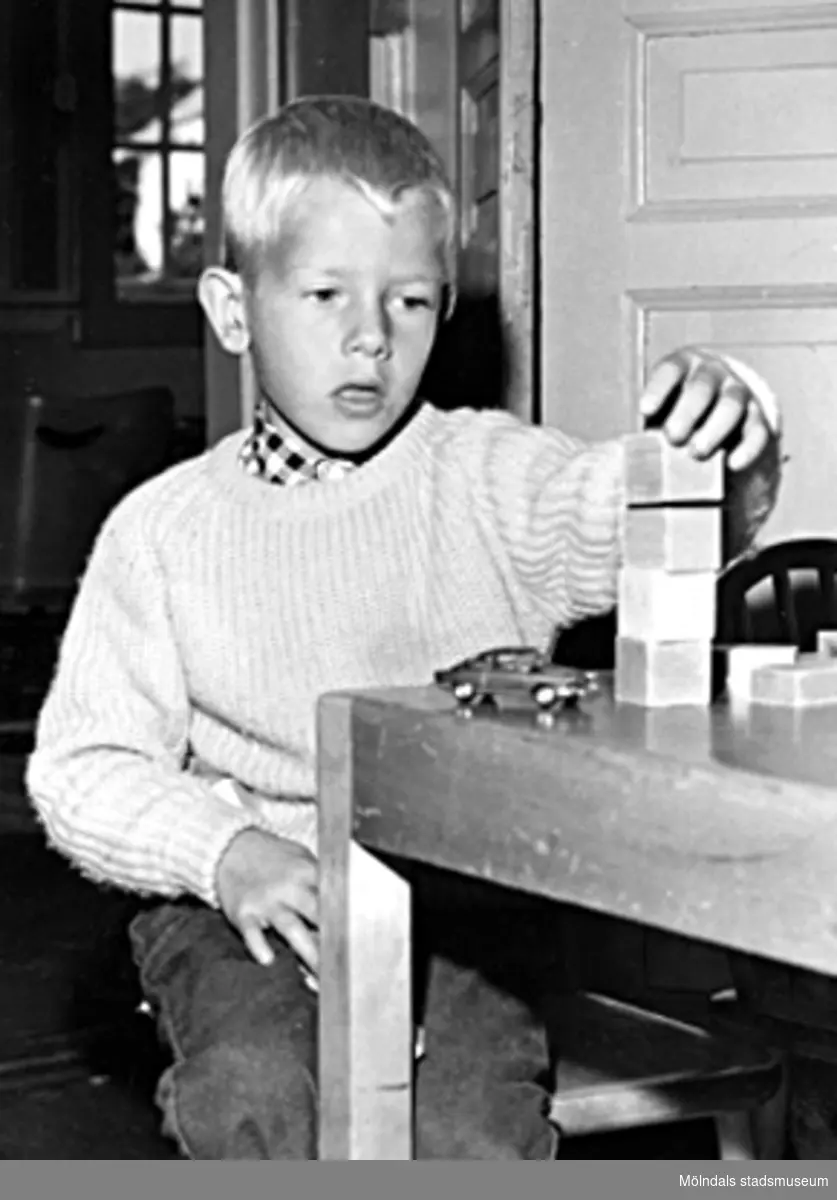 En pojke som leker med byggklossar och bil. Holtermanska daghemmet 1953.