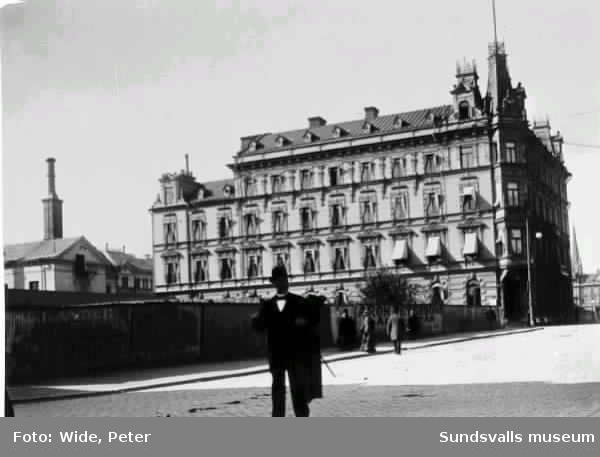 Det nybyggda Hotell Knaust på Storgatan 13. Peter Wide står mitt i bild (taget med självutlösare?).