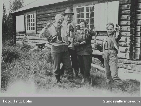 På fiske i Hovde 1954. Fr v Greta Bolin, hennes bror Per Kåhrström, hans maka Ella samt Lars Bolin.