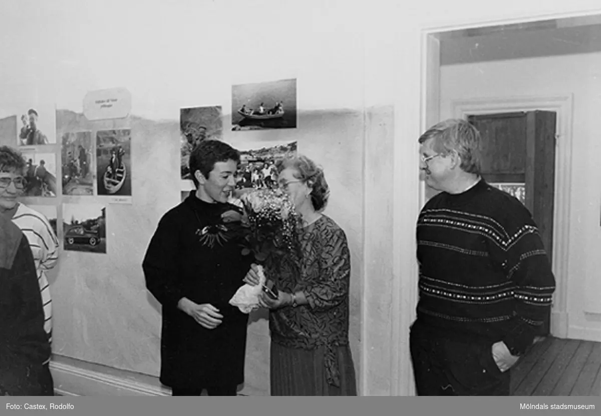 Invigning av utställningarna "KW Gullers Bildminnen" samt "Ett familjealbum från Mölndal". Fr v: Gunborg Örtlund, Ulla Hasselqvist,  Astrid Garthman och sonen Alf Garthman.