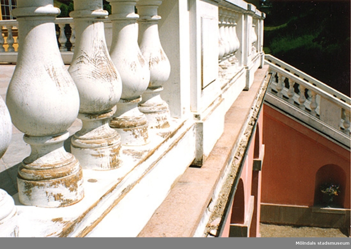 Restaurering av balustrad på Gunnebos altan och fritrappa, 1990-tal.