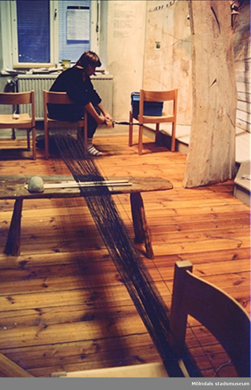Gunilla Rajala från Alingsås museum. Vävstolen stod i järnåldershuset som var en basutställning på Mölndals museum.