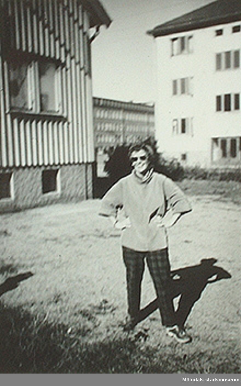 "Emilsson" (Margit Wannerberg som ogift). 
Fotot sitter i albumet (invnr: 03395) "Krokslätts daghem, Dalhemsgatan 7, Mölndal.
2 juni 1948 - 30 sept 1951"

illustrerat av Ruth Karlsson.