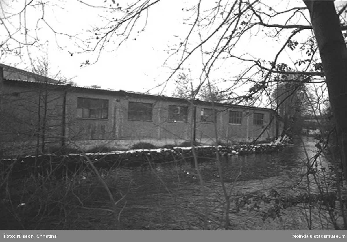 Kvarnfallet 31 i Grevedämmet, hösten 1994. Fabriksbyggnad vid vattendrag.