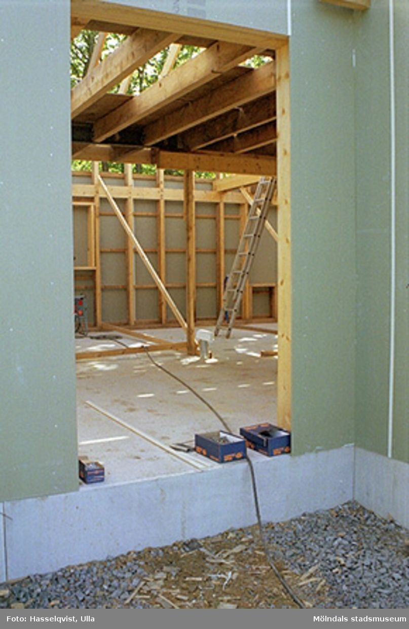 Uppbyggnad av Papyrusvillan på Franckegatan 16, Sörliden 6, våren 1998.