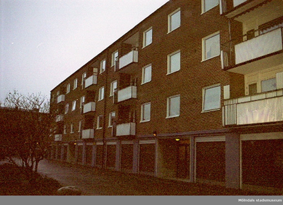Byggnadsdokumentation år 2002 av balkonger på 
Hagåkersgatan, Leopold 3.