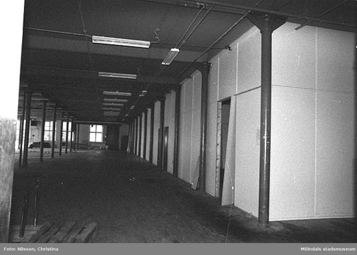 August Werners fabriker i Lindome, hösten 1994. Byggnadsdetaljer: Korridor, fönster och kontorsrum.