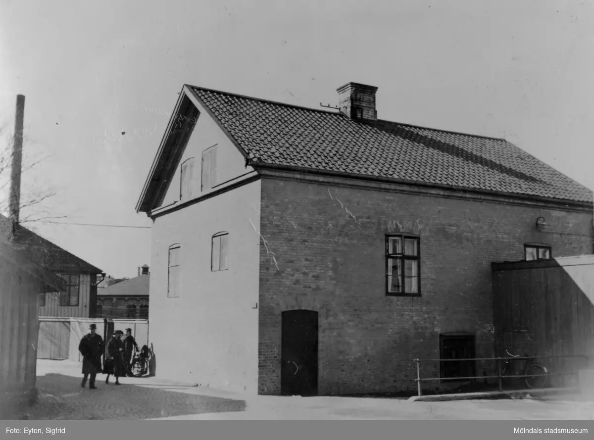 Sveaborg vid Forsebron (Forsåkersgatan 2A) i Mölndals kvarnby, 1930-tal. Byggnaden användes från början för kvarnverksamhet, senare föreningslokal och bostäder. Tillhörde pappersbruket Papyrus. Byggnaden revs 1976.