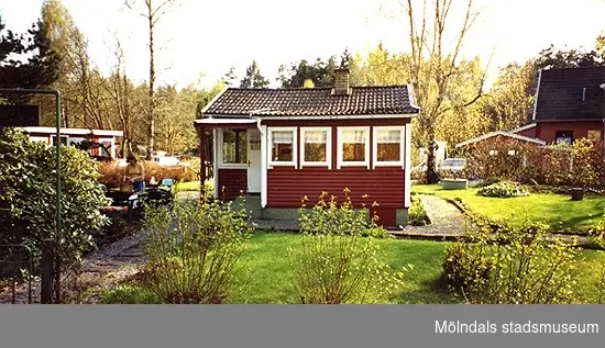 Ett bostadshus. Byggnadsdokumentation av Varvsvägen 22, Gårda 2:47, Kyrkängen i Lindome 2000-04-29.