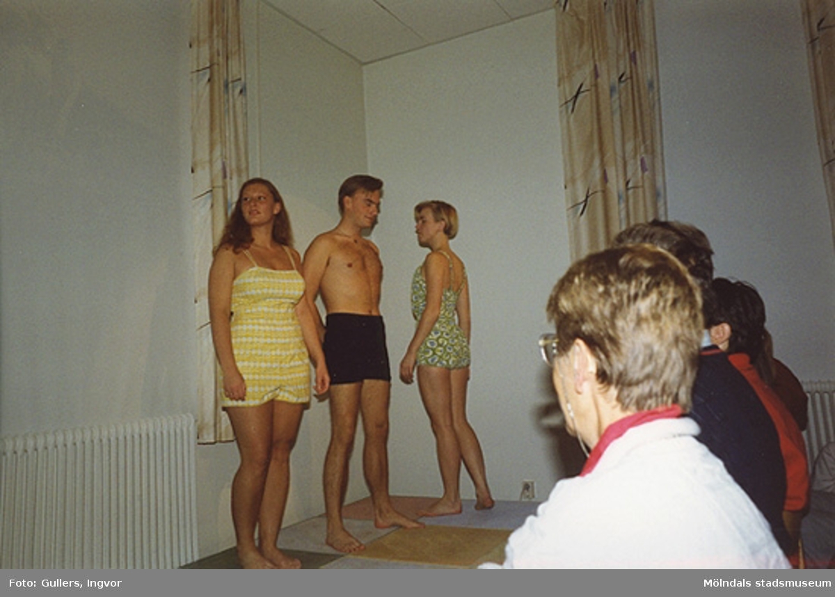 Ungdomar från Burgårdens gymnasium visar upp baddräkter från förr, på Mölndals museum, familjesöndagen den 25 oktober 1992.

Familjesöndagen är i samband med utällningen "Gammalt skräp eller samlade minnen" 23 maj - 29 november 1992.
