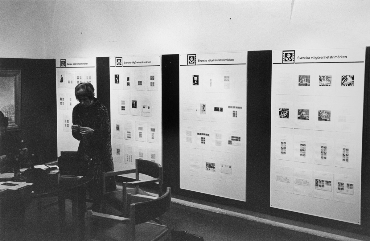 Rum med skärmar visande svenska välgörenhetsmärken - frimärken med
tilläggsfrankering utgivna t o m 1966.