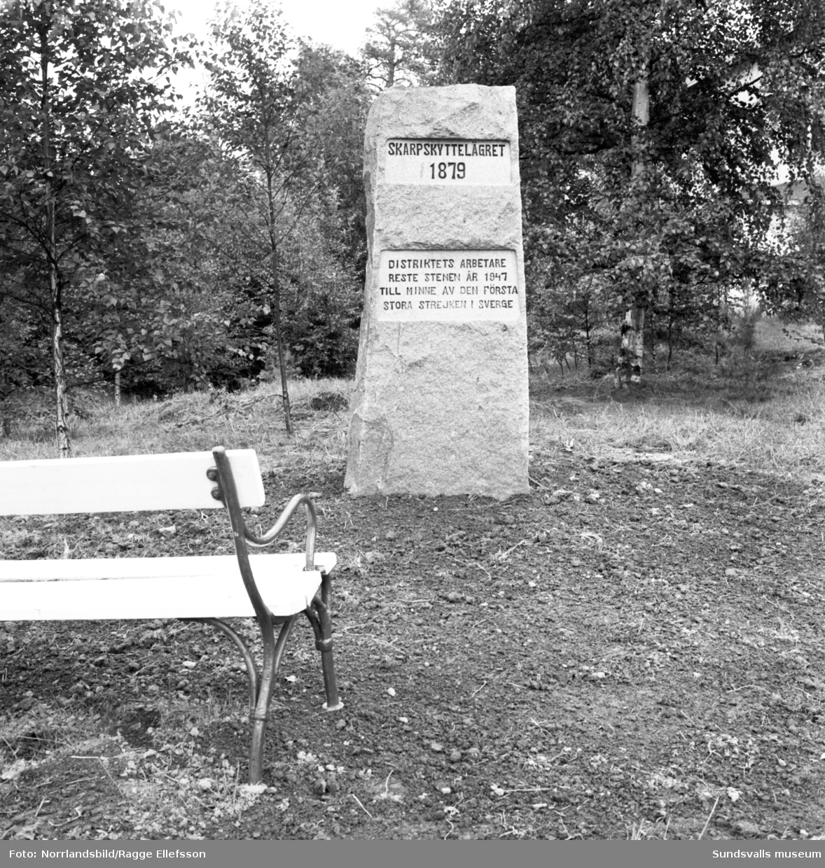Ny plats för minnesstenen från Skarpskyttelägret.
Minnesstenen från storstrejken i Sundsvall 1879. Arbetarna vid Svartvik förenades med övriga arbetare från Svartviksbukten och marscherade in till Skarpskyttelägret vid Vindskärsvarv.