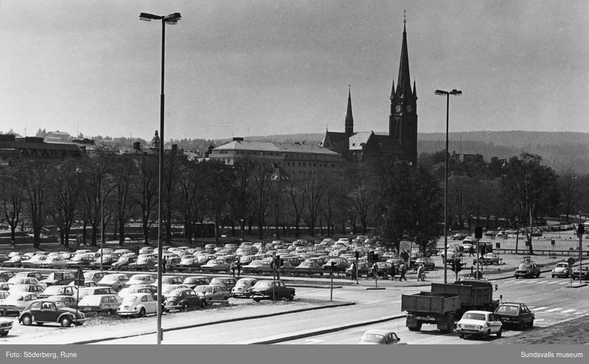 Vy med Norrmalmsgatan, parkeringen och kyrkan.