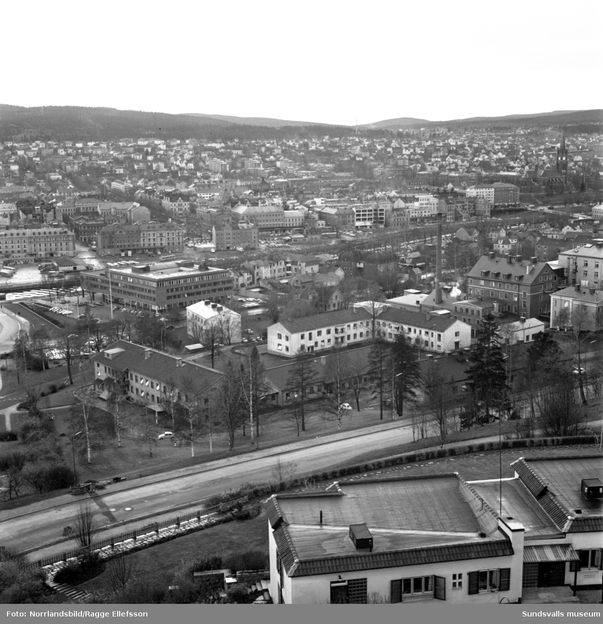 Diverse bilder söderut över stan från ett av höghusen i Norrliden. Tivolivägen, Stenstaden, GA-kyrkan.