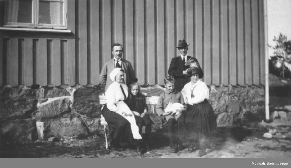 Från vänster ses Carl och Nora Krantz med sina barn Rosa (gift Pettersson) och Östen i Stretered år 1923. Till höger ses Karl och Ida Holmberg (syster till Nora). Karl och Ida är på besök innan de emigrerar till Amerika.