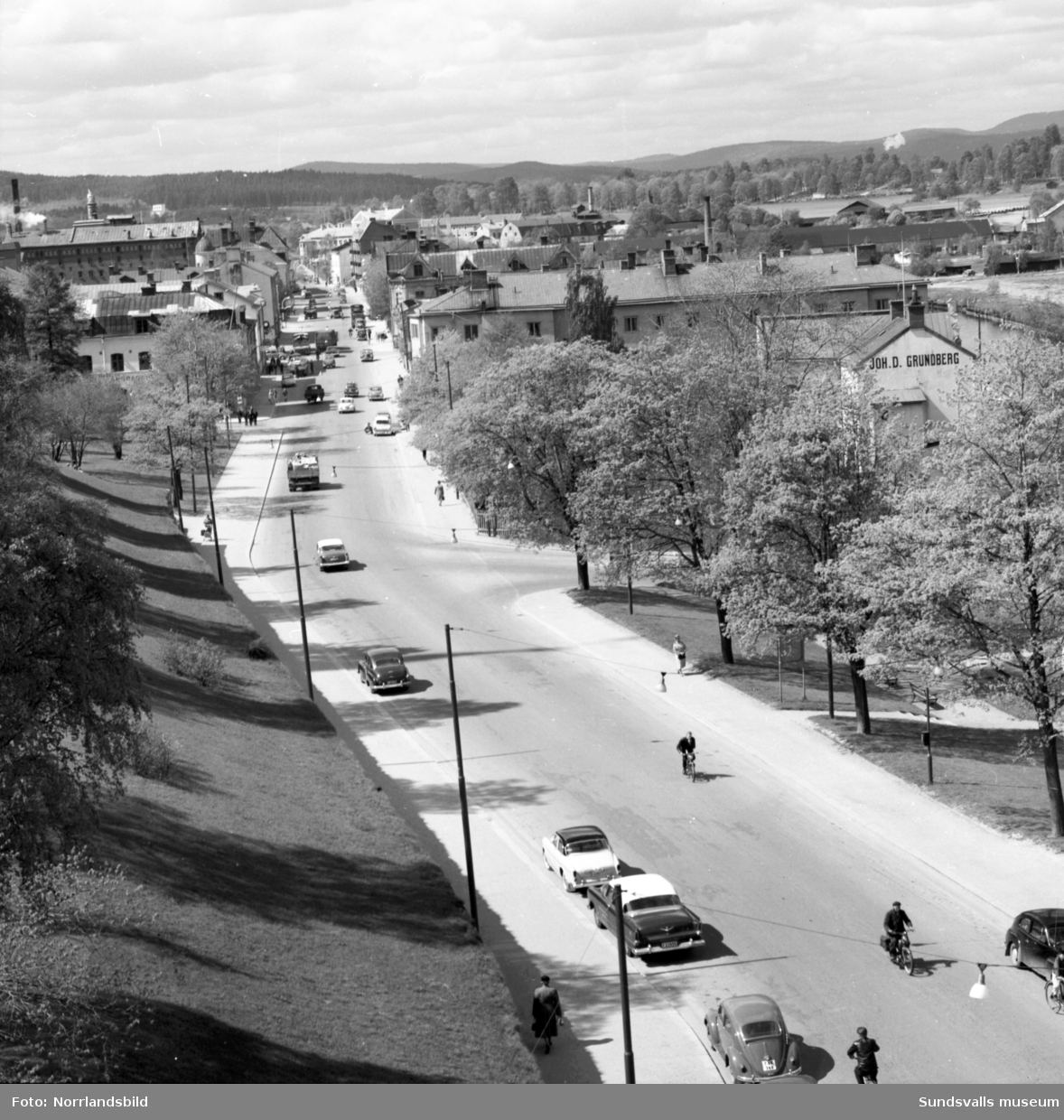 Översiktsbilder tagna från kyrkan norrut över Storbron och Stadsbacken samt västerut längs Storgatan. Bil&buss, Sundsvalls verkstäder, "Sprickhuset", Norra stadsberget.