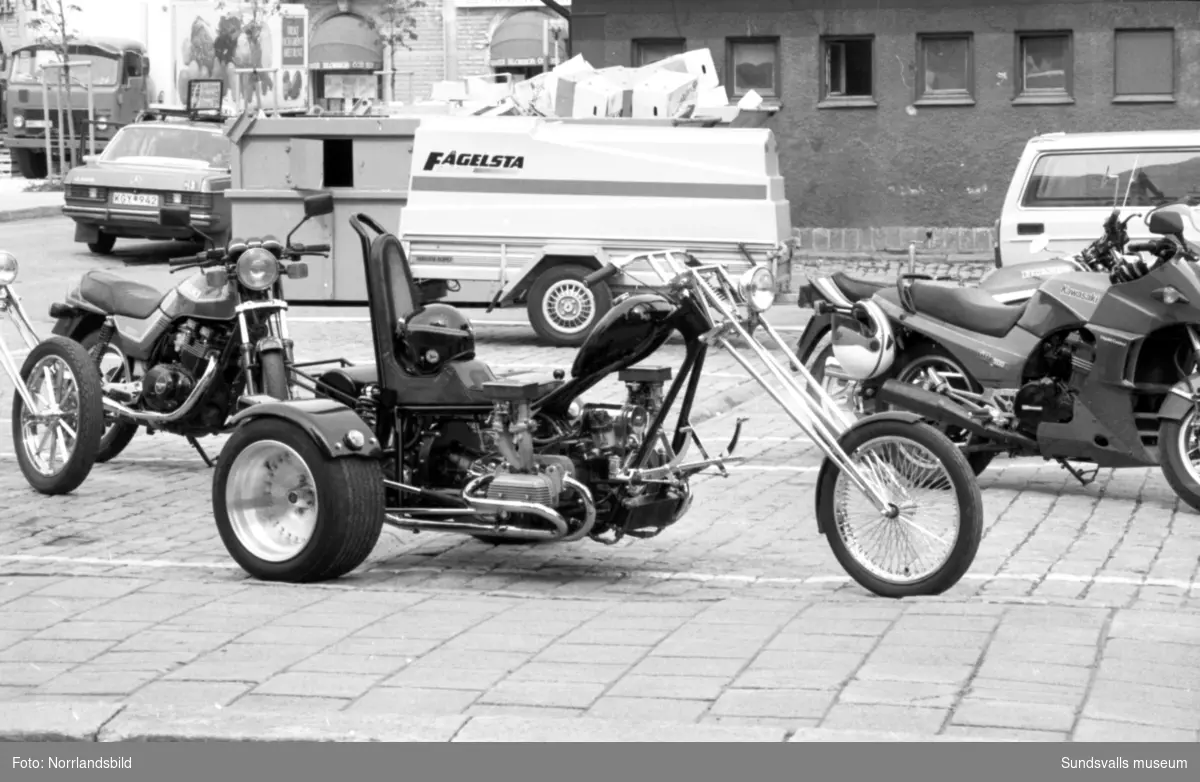 Motorcyklist på Esplanaden samt parkerade motorcyklar.