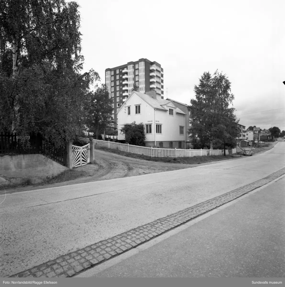 Nya höghuset på Skönsmon, fotograferat från olika håll med omgivande äldre bebyggelse.